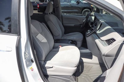 2019 Toyota Sienna LE